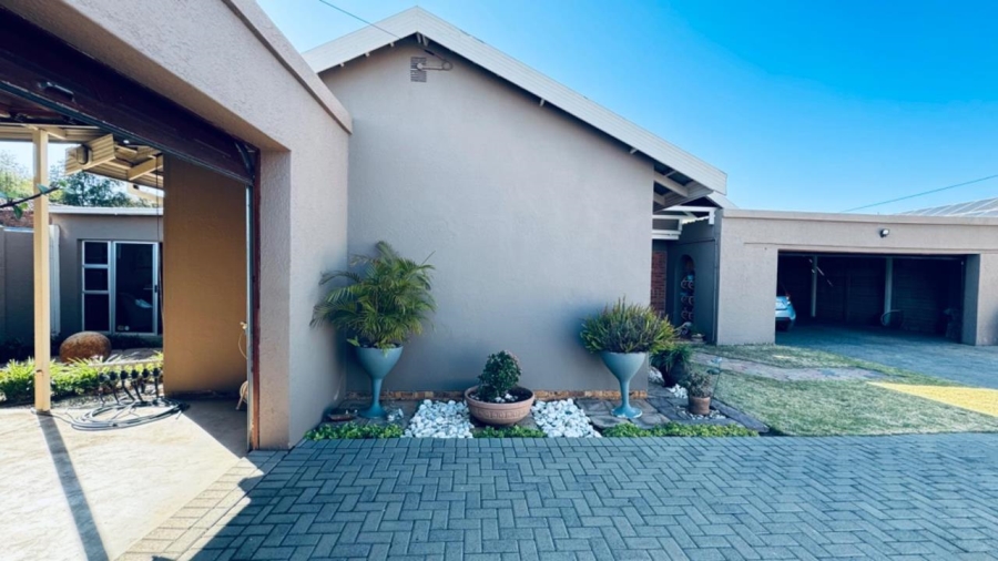 3 Bedroom Property for Sale in Rhodesdene Northern Cape